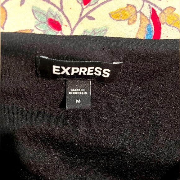 Express Relaxed V-Neck Ruched Tee in Black - Picture 5 of 8